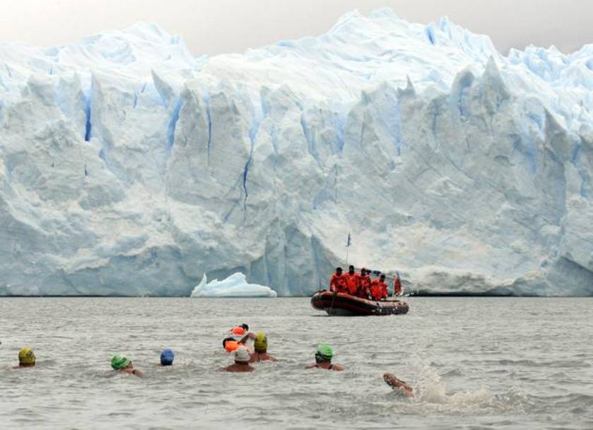  Questi appassionati di sport estremo si misurano in prove da 500, 1.000 e 1.600 m, nelle acque del Lago Argentino, vicino al ghiacciaio Perito Moreno, una delle attrazioni turistiche della Patagonia argentina